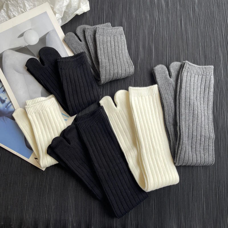 High Quality Cotton Women Two Toe Spring Autumn Winter Warm Socks Fashion Retro Striped Japanese Socks Thick Thread Needles